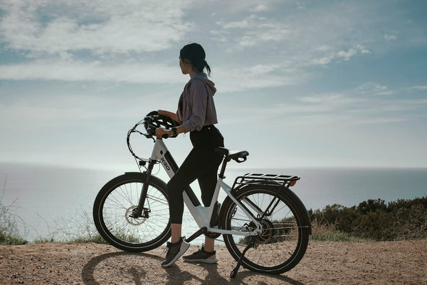 Rider with an electric bike ready to be sent with Rydiqo® Delivery